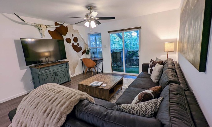 South Lamar House | Inviting Stay in Heart of S. Lamar with Breakfast & Kitchen