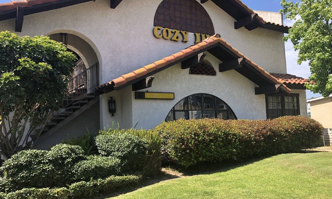 Santa Ana Heights Hotel | Inviting Stay at Cozy Inn with Pool and Spa Amenities