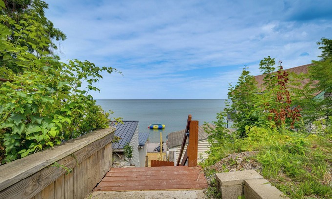 Rochester Cottage | Charming Irondequoit Home with Lake Ontario Views & Kitchen