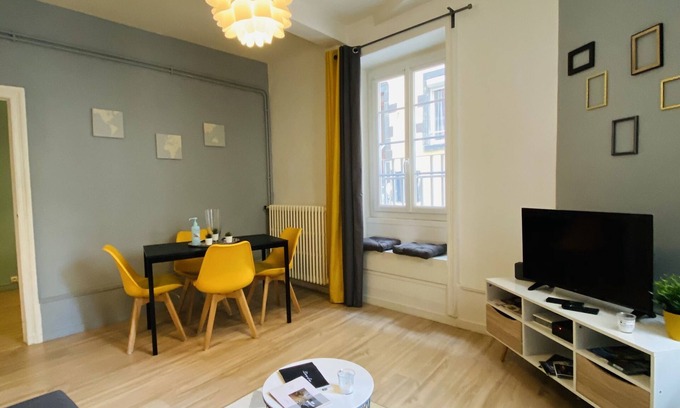 Clermont Ferrand City Centre Apartment | Cozy Retreat with Lake View & Exceptional 10/10 Rating