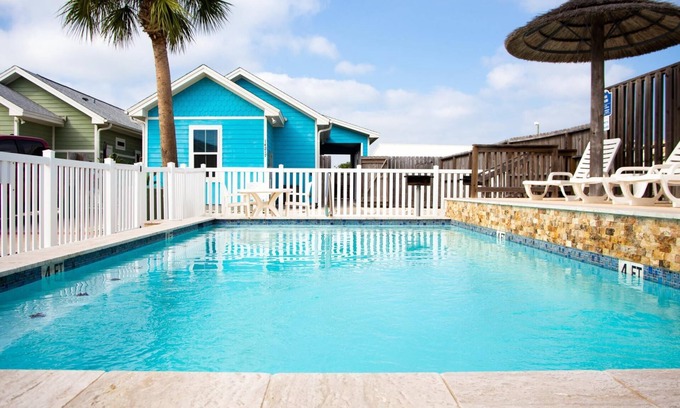 Corpus Christi House | Island Cove Retreat: Pet-Friendly Haven by the Beach