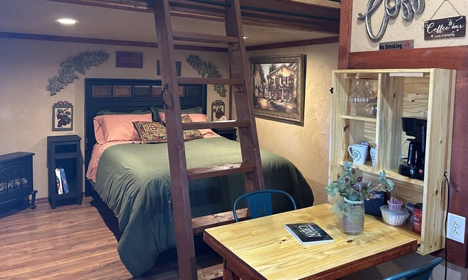 Blanchard Cabin | Cozy Italian themed Cabin close to Blanchard/walking trails/fishing pond.