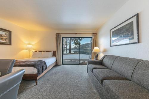 Truckee House | Charming Lake View Studio - Ground Floor Unit in Building C