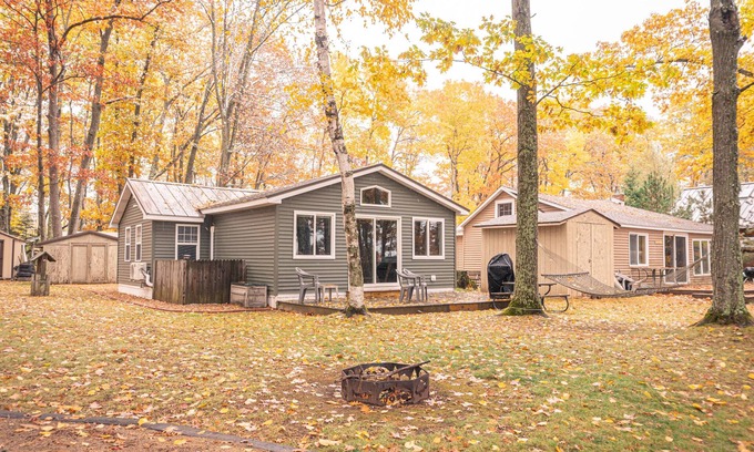Elcho Cottage | Cozy Lake Front Cottage: Guest Rated 9.8 & Pet Friendly