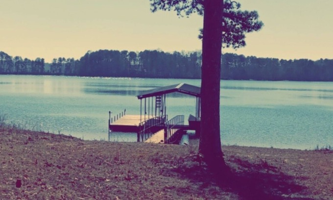 Fair Play Villa | Inviting Lakefront Haven: Ideal for Anglers and Relaxation