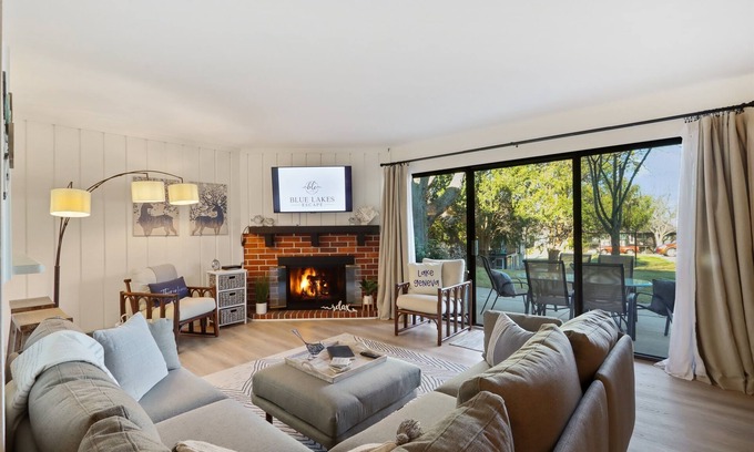 Lake Geneva Condo | Inviting Hotel Near DT Lake Geneva with Pool & Fireplace