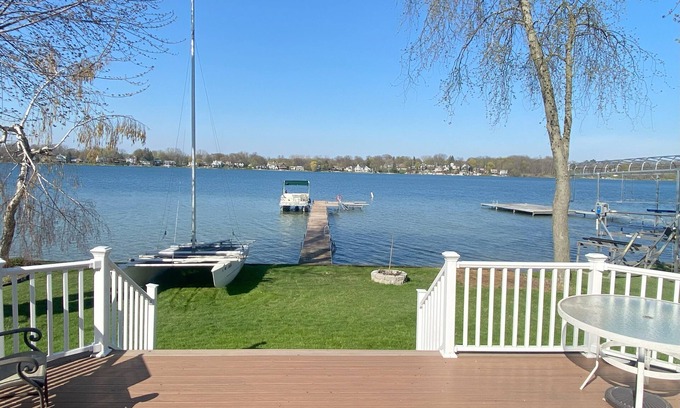 Waterford Cottage | Guest Rated 10/10 at Cozy Lake House with Breakfast & Kitchen