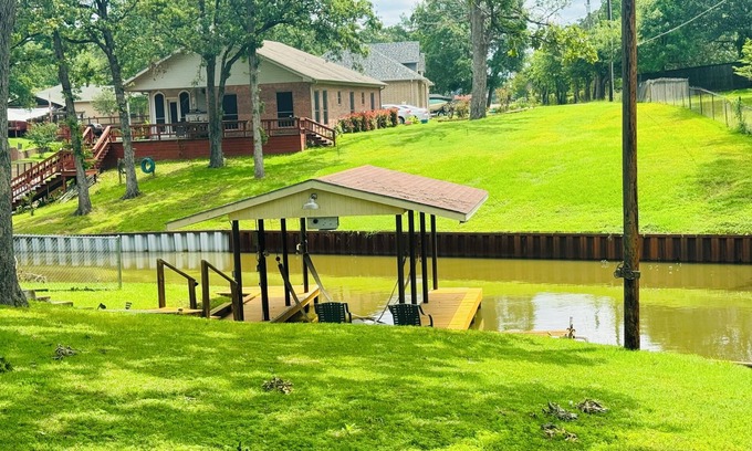 Tool House | Cozy lake house getaway on Cedar creek lake hidden gem!