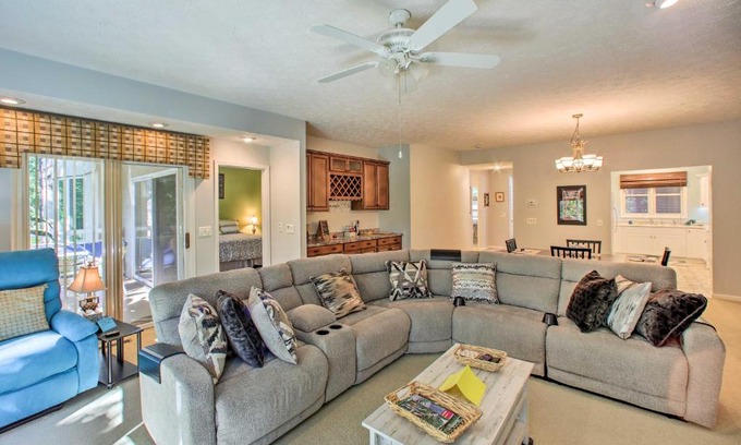Salem Apartment | Inviting Lake Keowee Condo with Pool and Hot Tub Access
