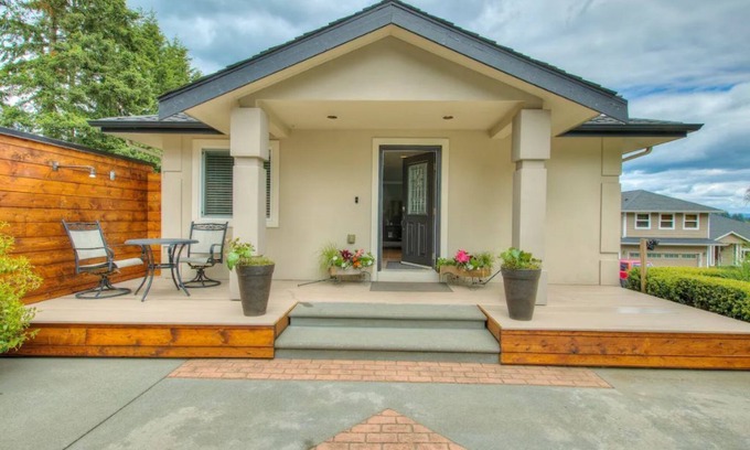 Bonney Lake House | Inviting Lake Tapps Guesthouse with Fireplace & Hot Tub
