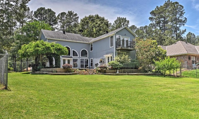 Benton House | Inviting Lakefront Benton Getaway Near Shreveport Attractions