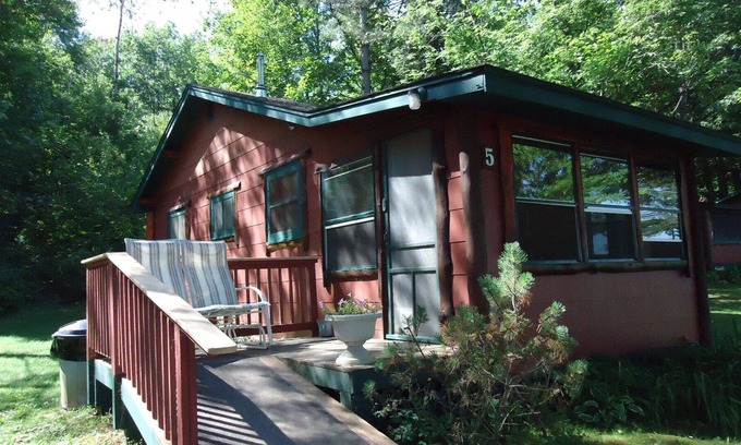 Hayward Resort | Inviting Lakefront Cabin with Pool and Breakfast Included