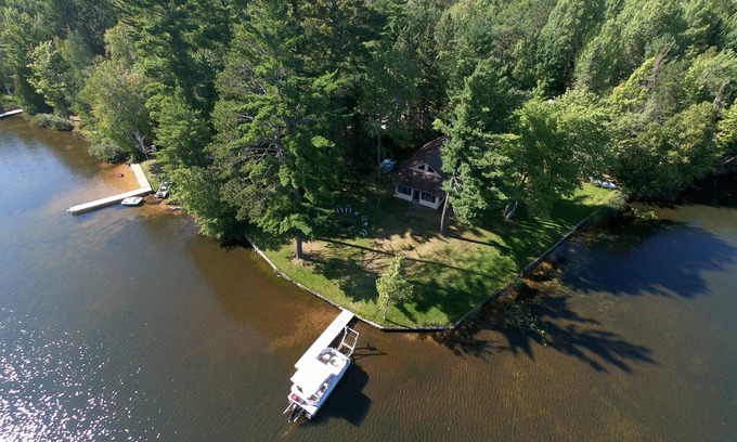 Rumely House | Inviting Lakefront Cabin: Year-Round Family Retreat!