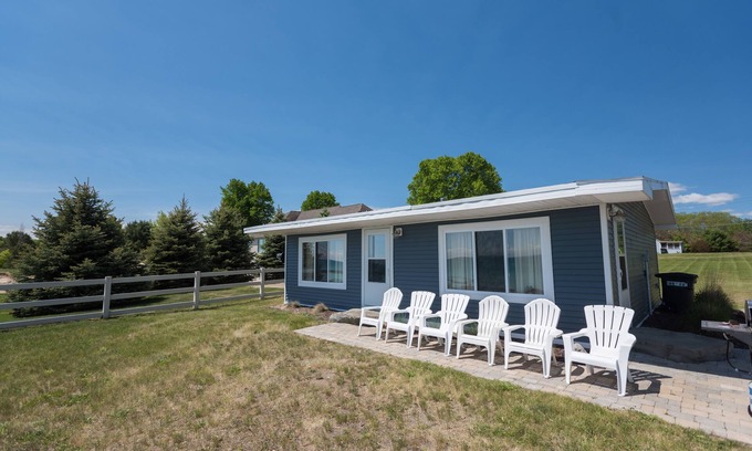 Jeddo House | Charming Lakefront Cottage with Spectacular Views of Huron