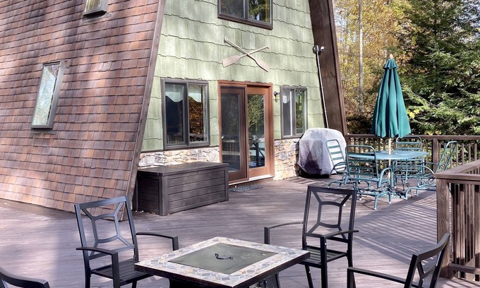 McHenry House | Inviting Lakefront Cottage Near Wisp with Deck & Views
