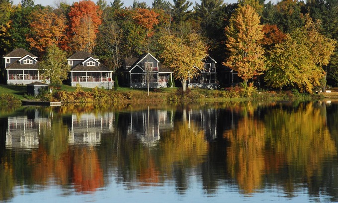 Port Stanton Cottage | Inviting Lakeside Cottage Retreat in Muskoka with Breakfast