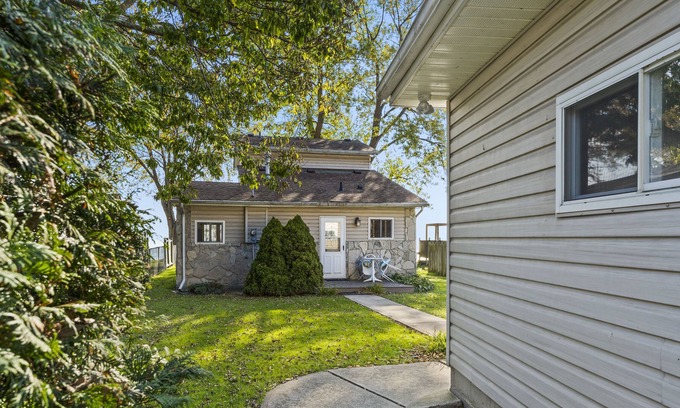 Town of Essex Cottage | Cozy Lakeside Cottage w Hot Tub!