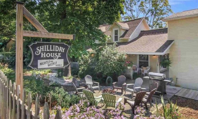 Lake Ann House | Inviting House in Lake Ann: Pet-Friendly with Live Music!