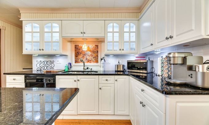 Lewiston Cottage | Inviting Lewiston Home Under 10 Miles from Niagara Falls