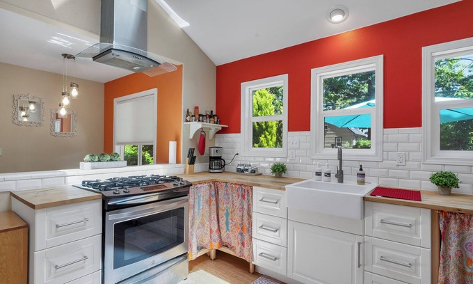 Southeast Salem Cottage | Inviting Lilly Cottage: Family-Friendly Getaway in Salem
