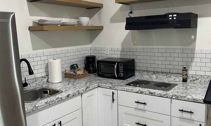 Lemon Grove House | Cozy little 1-bedroom guesthouse in enjoyable Lemon Grove with AC, WiFi