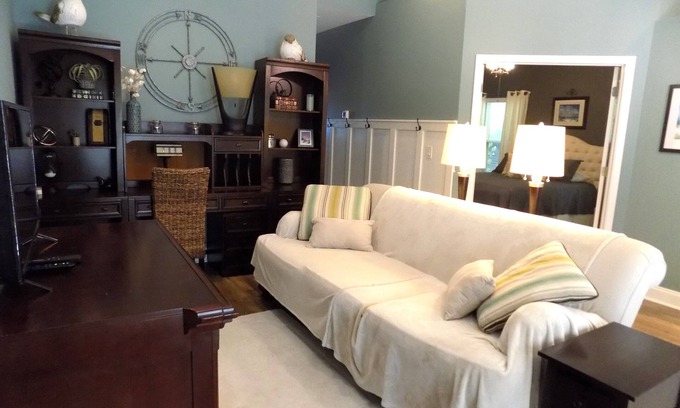 Northeast Pensacola Cottage | Charming Guest Cottage Minutes from Airport with Breakfast