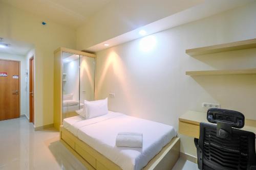 Pondokcina Apartment | Cozy Living Studio Room at Evenciio Margonda Apartment By Travelio