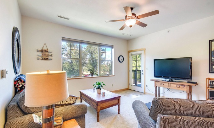 Livingston Condo | Delightful Livingston Condo with Balcony & Mountain Views
