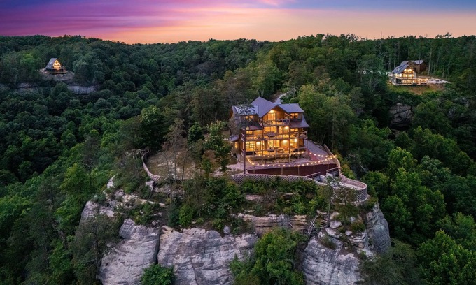 Frenchburg Cabin | Idyllic Lodge Overlooking Red River Gorge with Spa & Hot Tub