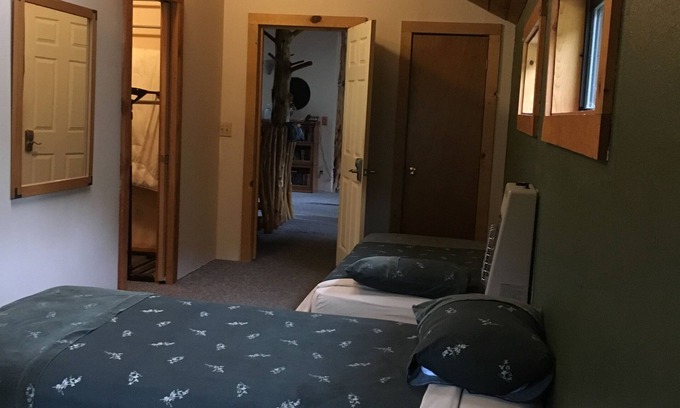 Hesperus House | Inviting Country Loft with Shared Living Space & Breakfast