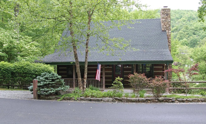 Seven Devils Cabin | Cozy Mountain Cabin with Lake View and Spa Amenities