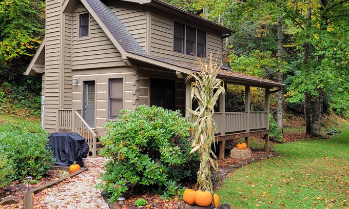 Canton Cabin | Inviting Log Cabin Retreat in Waynesville, Smoky Mountains