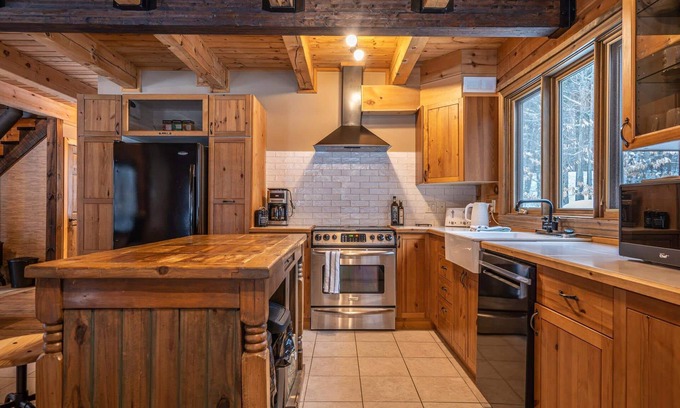 Val-des-Lacs Ski Chalet | Inviting Log Cabin Retreat with Spa and Hot Tub Amenities