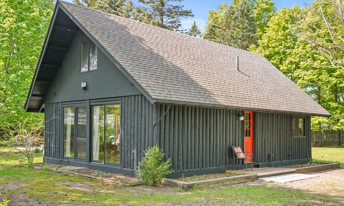 Mesick Cottage | Cozy Log Cabin Retreat on 1 Acre - Pet & Child Friendly