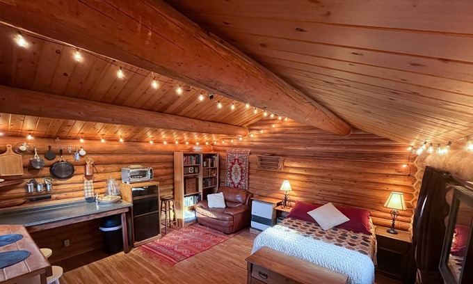 Fairbanks Cabin | Charming Log Cabin on Historic Dog Sledding Site