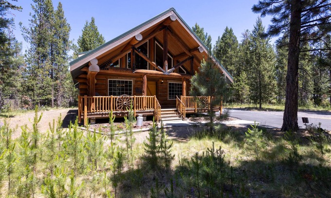 Oregon Water Wonderland House | Quaint Log Cabin Retreat Near Trails and River Access