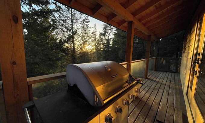 Bridge Lake Cabin | Inviting Log Cabin & Studio on Interlakes Highway