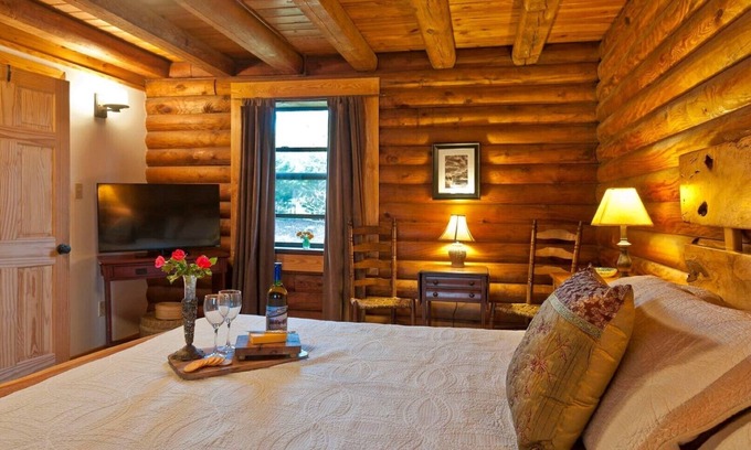 Lookout Mountain Cabin | Charming Log Cabin Retreat on Lookout Mountain with Kitchen