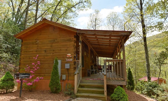 Asheville Cabin | Cozy Red Barn by Carolina Mornings | Chef's Kitchen Escape