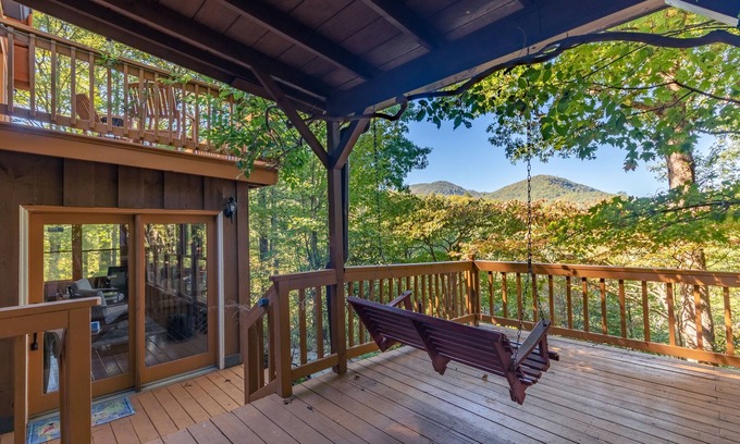 Highlands Cabin | Cozy Log Cabin with Breathtaking Views & Family-Friendly Perks