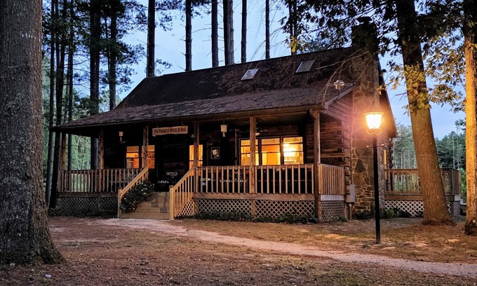 English Cabin | Inviting Log Cabin with Modern Amenities & Park View