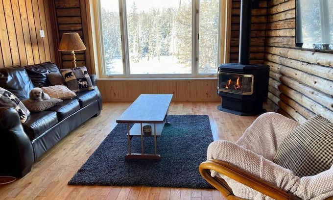 La Minerve House | Cozy Log Cottage: Pet-Friendly Retreat for Your Family