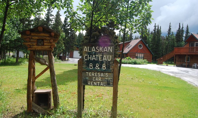 Healy House | Inviting Log Home Near Denali with Breakfast & Activities