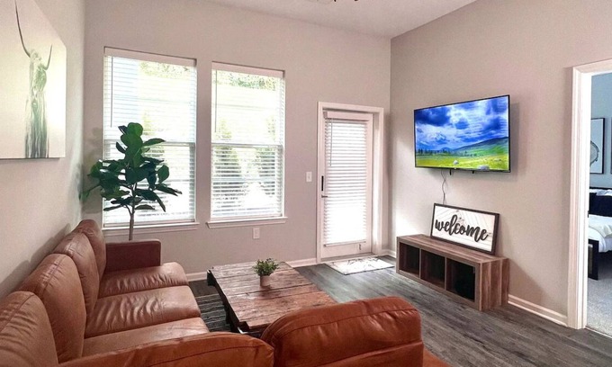 Covington Apartment | Cozy Luxury Apt design w/pool & Cincinnati view