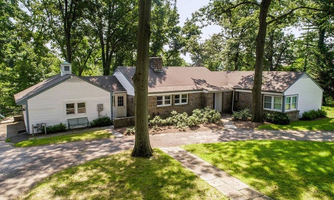 Greenwich House | Elegant Beachfront Retreat with Private Access for Families
