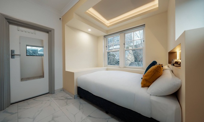 Woolloomooloo Hotel | Budget-Friendly Stay at Cozy M Hotel with Breakfast & Kitchen