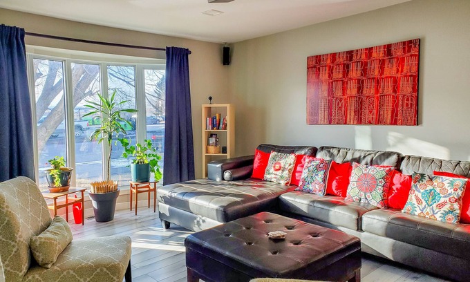 Lynnwood Ridge House | Cozy Main Floor Suite, 3bdr-5ppl, practical & great city access