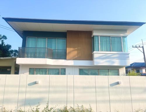 Sam Phran Villa | Comfortable Maison Homestay: Child-Friendly & 4-Star Rated