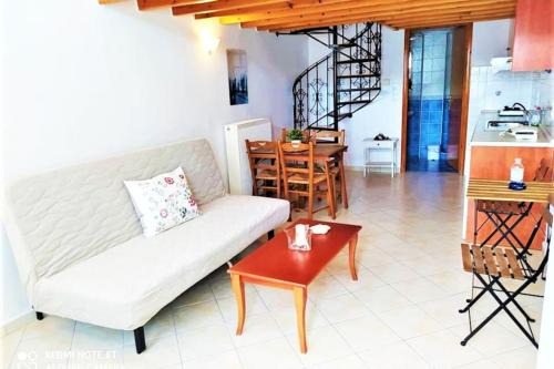 Moudros Apartment | Cozy Maisonette: Exceptional Stay for Families with Kids