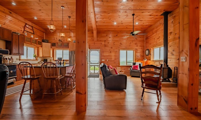 Naples House | Inviting Maple Farm Lodge: Perfect for Wine & Ski Lovers